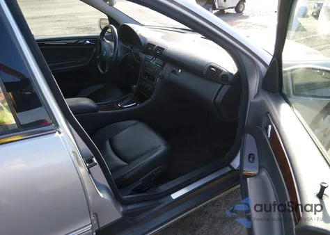 2003 Mercedes-Benz C 240 z USA, uszkodzony, nr VIN WDBRF61J13E013894